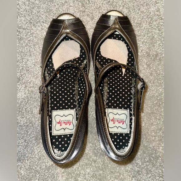 Bettie Page size 9 silver 2” heels - Picture 2 of 4
